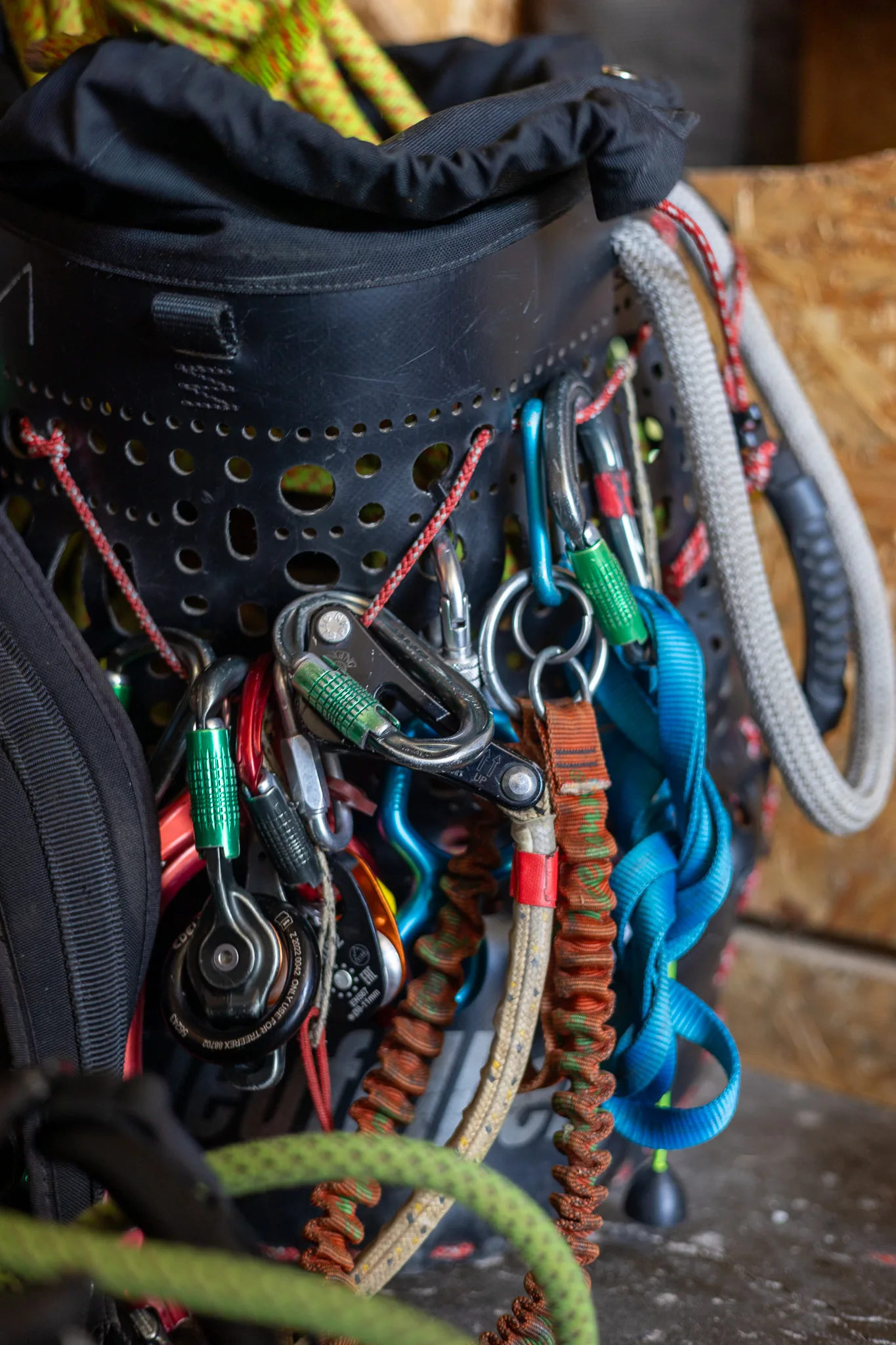 Kletterausrüstung mit Karabinern und Seilen